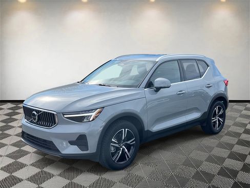 Used 2025 Volvo XC40 B5 Core w/ Climate Package image 7