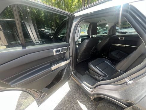 Used 2021 Ford Explorer XLT w/ Equipment Group 202A AWD/4WD image 32