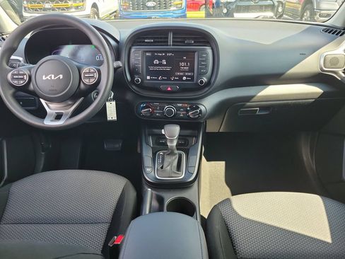 Used 2025 Kia Soul LX w/ LX Technology Package FWD image 11