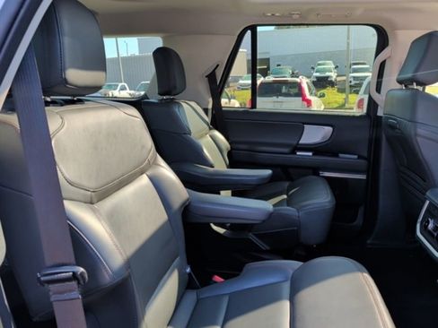 Used 2025 Ford Expedition Active image 4