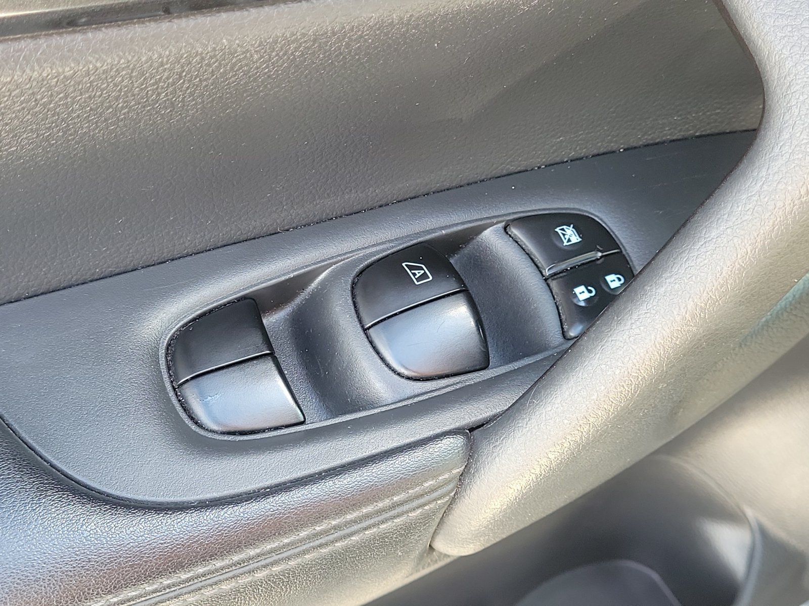 Used 2018 Nissan Rogue SV w/ Premium Package FWD image 21
