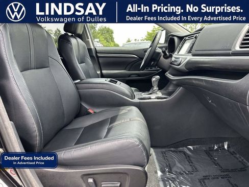 Used 2018 Toyota Highlander SE w/ Carpet Mat Package (TMS) AWD/4WD image 12