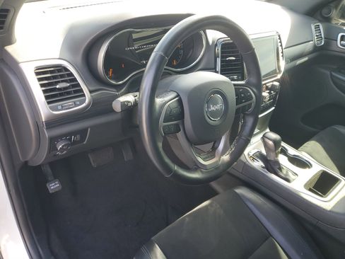 Used 2022 Jeep Grand Cherokee Laredo X image 12