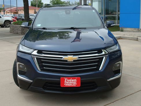 Used 2022 Chevrolet Traverse LT image 2