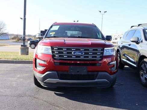 Used 2017 Ford Explorer XLT w/ Equipment Group 202A image 3