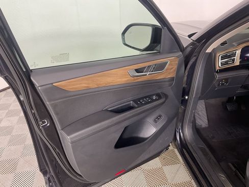 Used 2025 Volkswagen Atlas SE AWD/4WD image 10