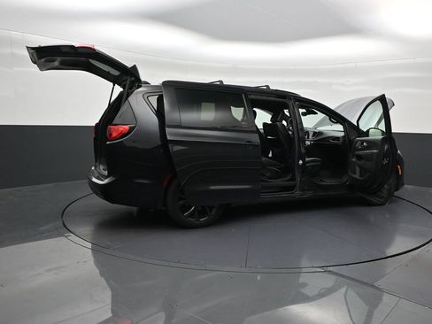 Used 2019 Chrysler Pacifica Limited w/ Advanced Safetytec Group FWD image 32