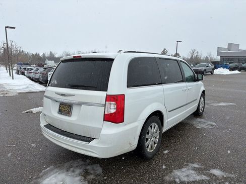 Used 2016 Chrysler Town & Country Touring FWD image 3