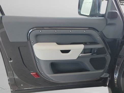 Used 2025 Land Rover Defender 90 S image 27