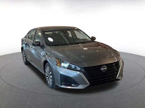 Used 2025 Nissan Altima 2.5 SV image 3