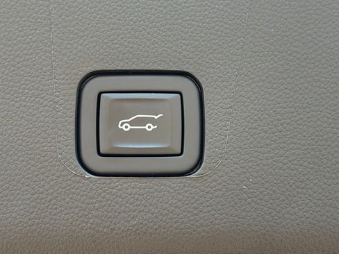 Used 2023 Chevrolet Traverse LT AWD/4WD image 36