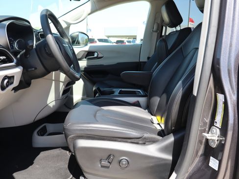 Used 2023 Chrysler Pacifica Touring-L FWD image 10