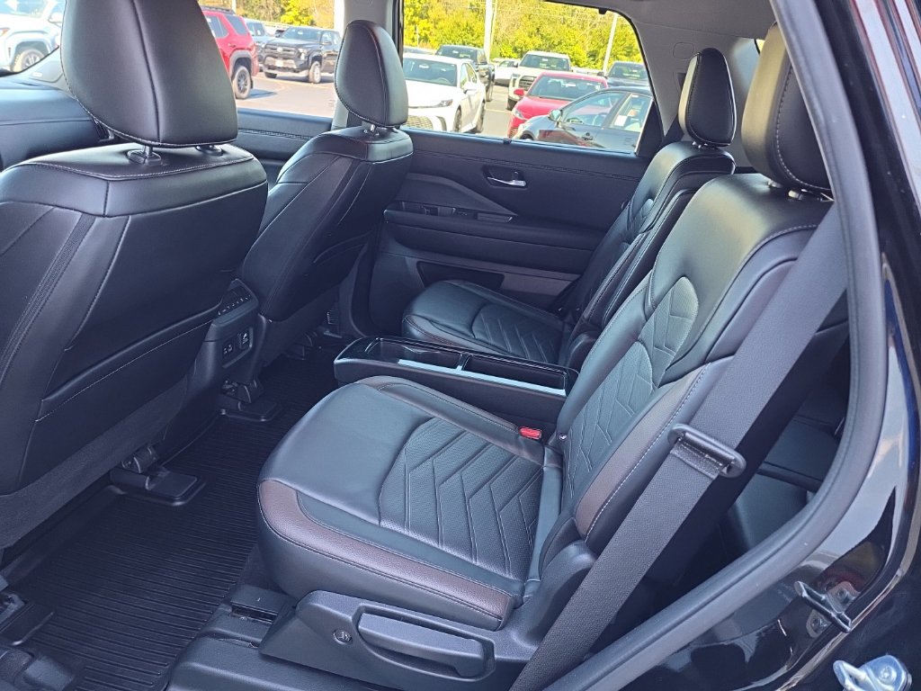 Used 2024 Nissan Pathfinder Platinum AWD/4WD image 13