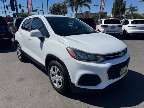 Used 2017 Chevrolet Trax LS FWD image 2