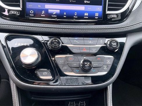 Used 2025 Chrysler Pacifica Limited image 34