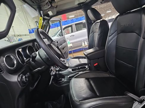 Used 2018 Jeep Wrangler Unlimited Sahara image 14