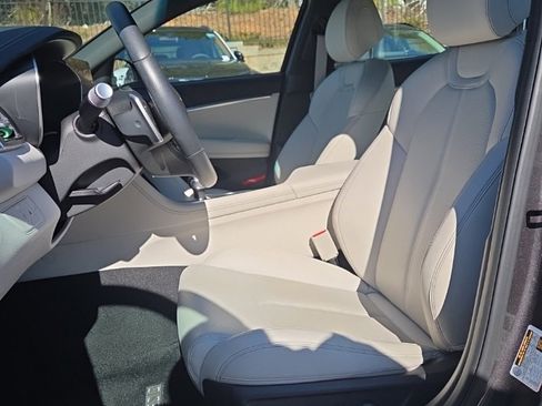 Used 2025 Genesis G70 2.5T image 11