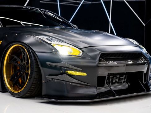 Used 2015 Nissan GT-R Black Edition image 5