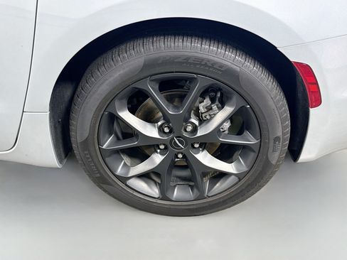 Used 2024 Chrysler Pacifica Limited w/ S Appearance Package FWD image 30