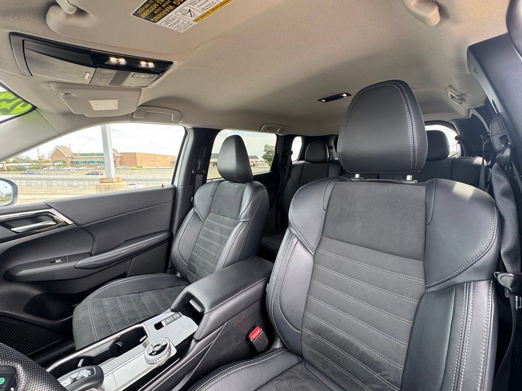 Used 2025 Mitsubishi Outlander SE AWD/4WD image 24