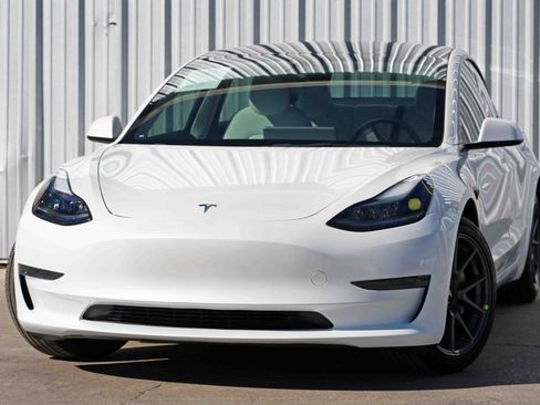 Used 2023 Tesla Model 3 Standard Range image 3