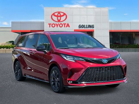 Used 2025 Toyota Sienna XSE FWD image 7