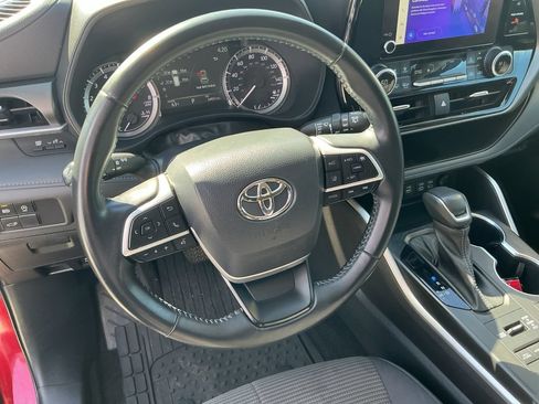 Used 2023 Toyota Highlander LE AWD/4WD image 11