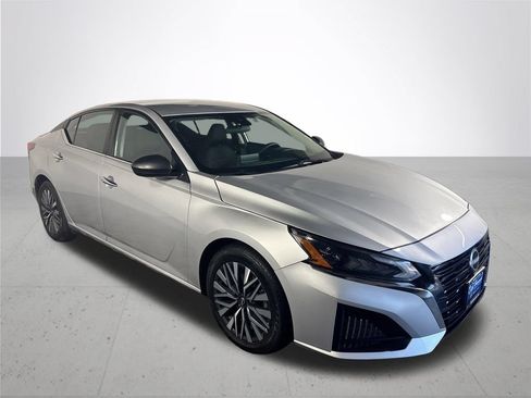 Used 2024 Nissan Altima 2.5 SV FWD image 4