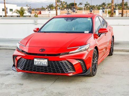 Used 2025 Toyota Camry SE image 4