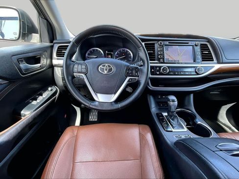 Used 2019 Toyota Highlander Limited Platinum FWD image 5