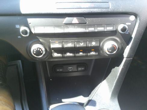 Used 2021 Kia Sportage LX AWD/4WD image 27