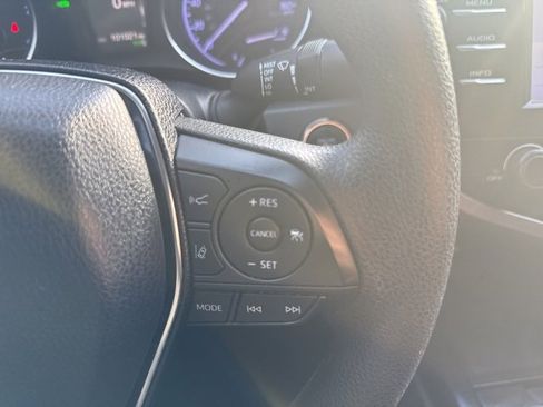 Used 2018 Toyota Camry LE image 14