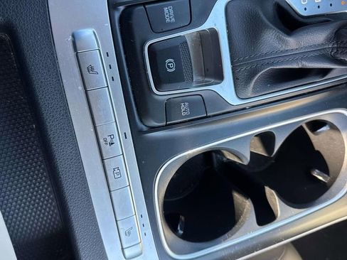 Used 2024 Kia Carnival LX FWD image 36