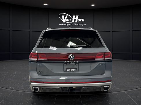 Used 2025 Volkswagen Atlas Peak Edition SE AWD/4WD image 6