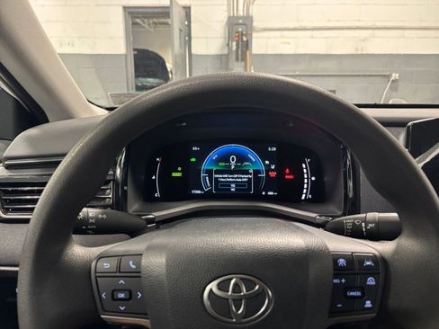 Used 2025 Toyota Camry LE image 27