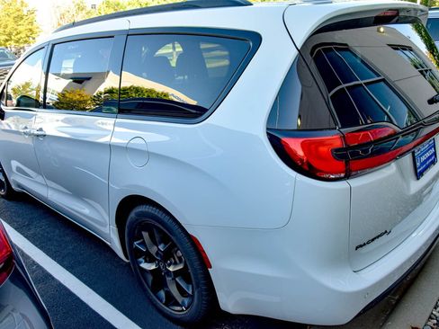Used 2025 Chrysler Pacifica Limited FWD image 17