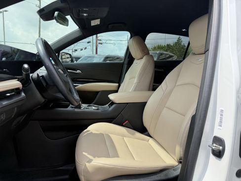 Used 2024 Cadillac XT4 Luxury w/ Cold Weather Package image 12