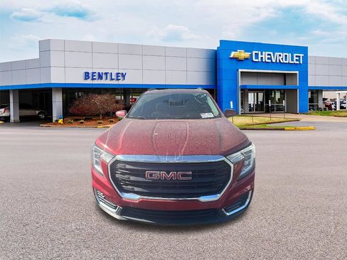 Used 2024 GMC Terrain SLE w/ Driver Convenience Package FWD image 8