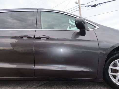 Used 2020 Chrysler Voyager Lxi FWD image 21