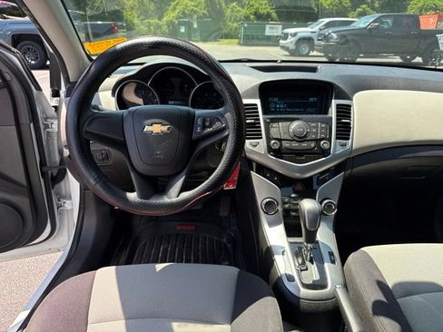 Used 2013 Chevrolet Cruze LS FWD image 15