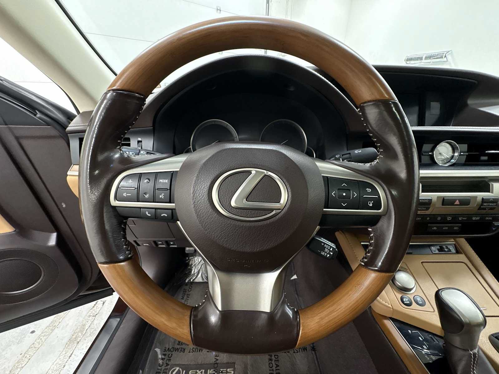 Used 2016 Lexus ES 300h w/ Luxury Package w/Wood Trim FWD image 16