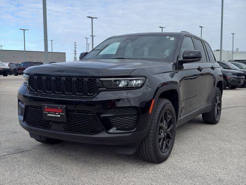 Used 2025 Jeep Grand Cherokee Altitude AWD/4WD image 2