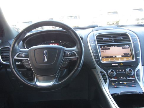 Used 2019 Lincoln Nautilus Select image 5