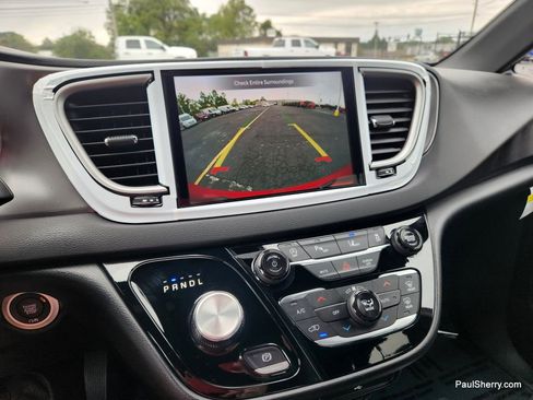 Used 2025 Chrysler Pacifica Select FWD image 2