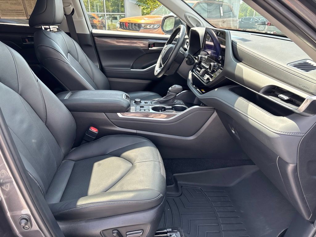 Used 2024 Toyota Highlander Limited AWD/4WD image 29