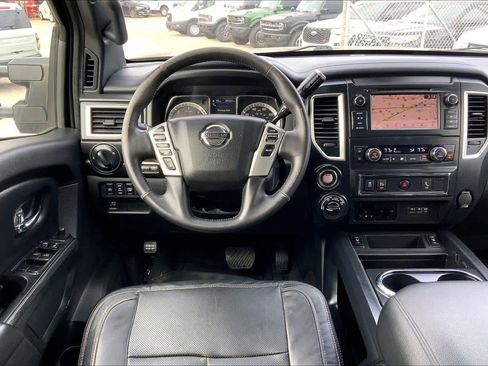 Used 2019 Nissan Titan SV w/ SV Convenience Package image 5