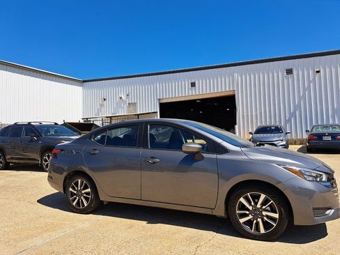 Used 2025 Nissan Versa SV image 3