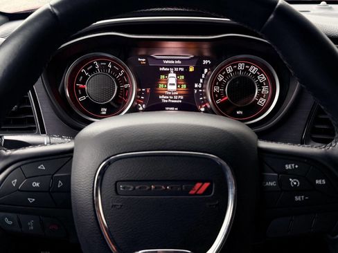 Used 2015 Dodge Challenger SXT image 8