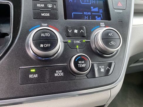 Used 2017 Toyota Sienna LE image 12