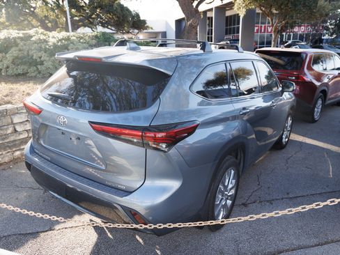 Used 2023 Toyota Highlander Limited image 6